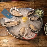 ソルティー オイスター ハウス - 生牡蠣八朔（兵庫県産）2個、江戸前オイスター（千葉県産）2個、アイリッシュプレミアム（アイルランド産）2個