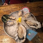 ソルティー オイスター ハウス - 生牡蠣八朔（兵庫県産）2個、江戸前オイスター（千葉県産）2個、アイリッシュプレミアム（アイルランド産）2個