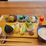 ごはん 芽や - 鶏胸肉と新玉葱わかめの梅しそ春巻、鯖そぼろと豆腐の焼コロッケ