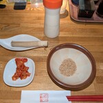 ポンチ軒 - 初めに出てくるのはキムチ(サービス)と胡麻