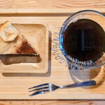 はごろも発酵食堂 - ホットコーヒー500円と米粉バナナケーキ　350円