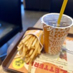 ゼッテリア - ドリンク写真:ポテトＭ（税込み320円）とペプシＭ（270円）