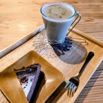 はごろも発酵食堂 - ソイ甘酒黒胡麻きなこ550円とショコラチーズテリーヌ420円