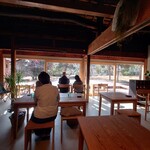 はごろも発酵食堂 - 明るい店内