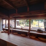 はごろも発酵食堂 - 小上がりのカウンター席