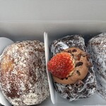 I'm donut? 原宿店 - 左からチョコ、ノーマルドーナツ、期間限定の苺、ピスタチオ