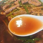 呂山 - 細切り豚肉入りそばのスープ