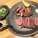 洋食 おがた - 牛タンとハツの炭火焼き