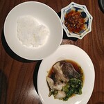 港式料理 鴻禧 - 盛り付け後　ハタの肉感と油感を自家製ポン酢で中和。飽きが来ないようにパクチーがあるのもGOODでした。