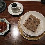 港式料理 鴻禧 - 盛り付け後　椎茸で旨さを前に出しているのできちんと炊き込みご飯になっています。