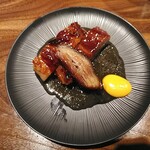 港式料理 鴻禧 - 盛り付け後　中華では蜜で一味させるようです。脂のしつこさがなくて良いですね。