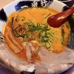 豚骨麺屋 一番軒 - 料理写真:麻辣豚骨ラーメン(期間限定)中シビ
辛さは辛味噌ぐらいでした
花椒の痺れを少し感じるぐらい
美味しいかったです♪
