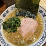 横浜豚骨醤油ラーメンYOLO - 家系では珍しいのり2枚。もう1枚欲しいの。