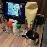 炭火焼鳥 まさや - 卓上の調味料（一味唐辛子、塩、山椒、マヨネーズ）