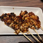 炭火焼鳥 まさや - かわ（にんにくダレ）349円、とりみ（にんにくダレ）349円