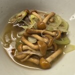 道人 - 秋田県の月の輪熊としめじの炊き合わせ