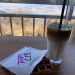877Stand - ドリンク写真:カフェオレとワッフル