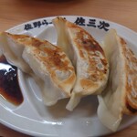 佐野らーめん 佐三次 - 後追いで餃子が到着　肉多めの餡で一口目肉汁注意