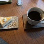 カフェ ケシパルーフ - チーズケーキとのマリアージュ 税込1080円（R7.7時点）のザ・チーズケーキとブラック珈琲（ブレンド ビタースイート）
