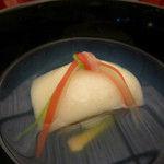 渡風亭 - 一月：椀盛（のし餅掛け　蛤とウニ、結び水引、甘草）