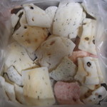 寶屋 - 昆布　海老　海苔　黒豆の、４つの味のかき餅です。