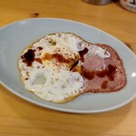 大衆食堂みゆき - 熱燗にソースをかけたハムエッグ