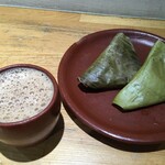 ケララキッチン - ココナッツ餡を米粉生地にはさんで蒸したケララのお菓子エラアダ(1つ¥400)