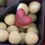 六花亭 帯広本店 - ヘーゼルナッツのチョコと苺