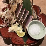 お魚処 藁ヤキ炭ヒデ - カツオの藁焼き。何もつけずにまずは賞味あれ！