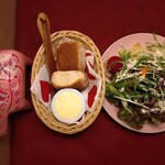 北欧料理リラ・ダーラナ - ランチの自家製ライ麦パンとサラダ