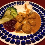 北欧料理リラ・ダーラナ - ミートボールのクリームソース(ずっと気になっていたトゥオキオ、こんな美しいお料理が載っているのを見たら買っちゃうよねぇ！)