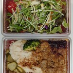 北欧料理リラ・ダーラナ - テイクアウトのミートボールのクリームソース(ライ麦パンはアルミホイルに包んでくれました)