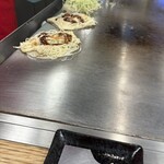 お好み焼 もり - ピカピカの鉄板で美味しいお好み焼きが仕上がっていきます