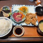 あしずり食堂 - 料理写真:頂いたのは本日のおすすめ定食、本まぐろ刺し(首肉)＆鶏唐揚げ 1170円にあら汁変更+80円