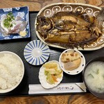 港のごはんやさん - カレイ煮付けとあじ刺身