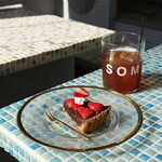 SOMEWHERE - STRAWBERRY CHOCOLATE TART（900円） ICED TEA（700円）