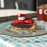SOMEWHERE - STRAWBERRY CHOCOLATE TART（900円） ICED TEA（700円）