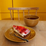 ア・ラ・カンパーニュ - イチゴのタルト（990円） ニルギル（450円）