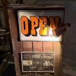 アッパーイーストサイド - 1階に置かれた営業中の看板
2026年2月14日