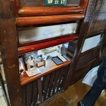 いせ源 - 会計窓口は腰の高さ