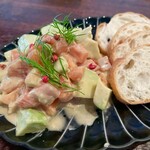 ワイン食堂　根 - アボカドとサーモンのタルタル