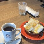 港屋珈琲 - 料理写真:だし巻き玉子サンドのモーニング