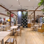 Open MUJI - 店内は淡いクリーム色の天井、灰色の大きな柱、壁は無し、木板張り床、観葉植物、ゆったりとした空間、BGMは無印良品の館内放送&スローな洋楽
お席はテーブル4席×6卓、テーブル2席×17卓の合計58席