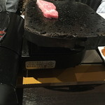 大井町銭場精肉店 - 溶岩焼き。鉄板の変わりにじんわり焼けるのです。