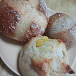 マカディ - 右上から反時計回りにぶどうとくるみ／ぷちカンパーニュ／お芋とお豆の？