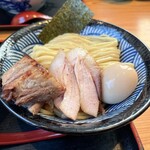 つくば麺屋こうじ - つるつるモチモチの麺とゆずが香るスープが絶品。麺の上にチャーシュー2種と煮卵、海苔が添えられております。更にスープの中にもチャーシューとメンマが入ってます^_^