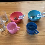 つくば麺屋こうじ - 着席前に既に用意されておりました。店員さんは元気で笑顔の接客です。素晴らしいなーと感じました。料理は美味しいですが、接客も素晴らしいお店です。子連れでも美味しいラーメンが気持ち良く頂けます