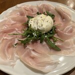 ヴォメロ - イタリア産ブッラータチーズと生ハムの盛り合わせ