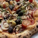 DAVELLO gastropub - ヤリイカ、エビ、キノコ、トマト、オリーブのピッツァ