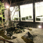 嵐山MITATE - 中庭。離れにはテーブルが複数見られます